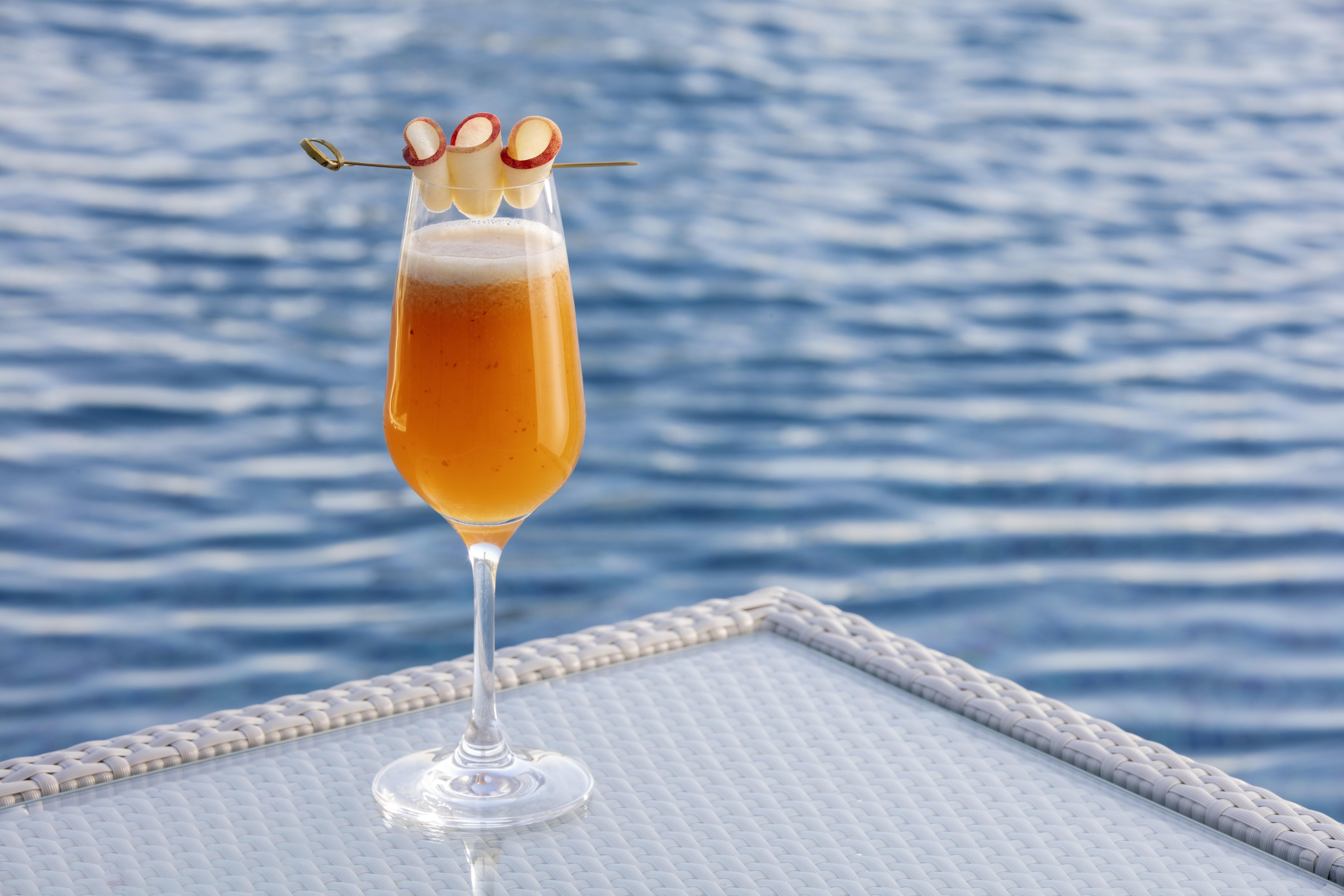 Avani Plus Palm View Dubai Hotel & Suites Bagian luar foto A Bellini cocktail